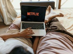couple enjoying netflix