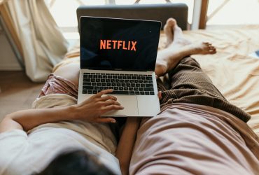 couple enjoying netflix